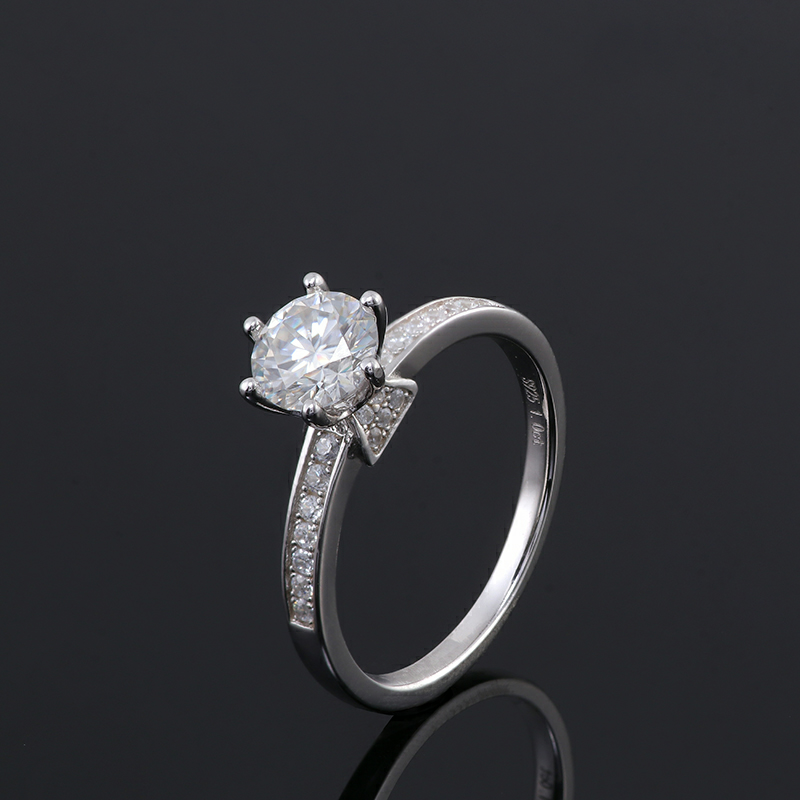 1 Carat 6.5mm Round Cut Artificial Moissanite Ring Monochromatic Engagement Ring