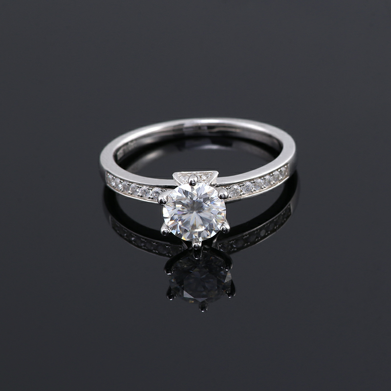 1 Carat 6.5mm Round Cut Artificial Moissanite Ring Monochromatic Engagement Ring